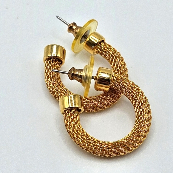 VINTAGE Elegant Gold Plated Mesh Hoop Post Back Earrings - Picture 1 of 5